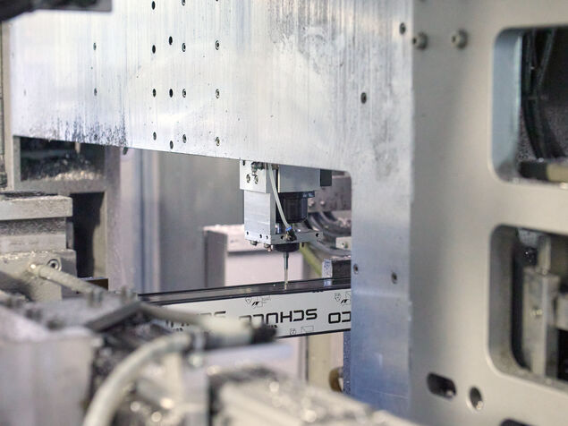 Impression 9: Detailaufnahme der CNC-Profilbearbeitung