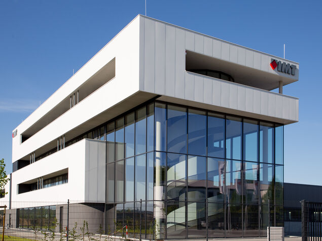 Außenansicht mit verglaster und mit Stahl verkleideter Fassade