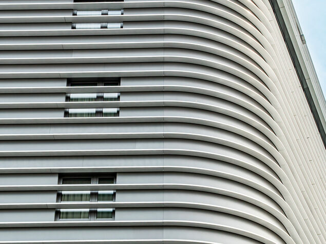 Lamellen und Fensterscheiben wurden der Gebäudeform entsprechend gebogen