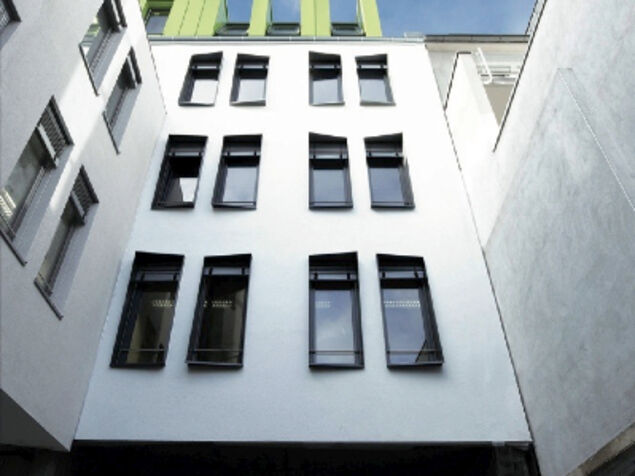 Fassade mit asymmetrischen Fensterlaibungen