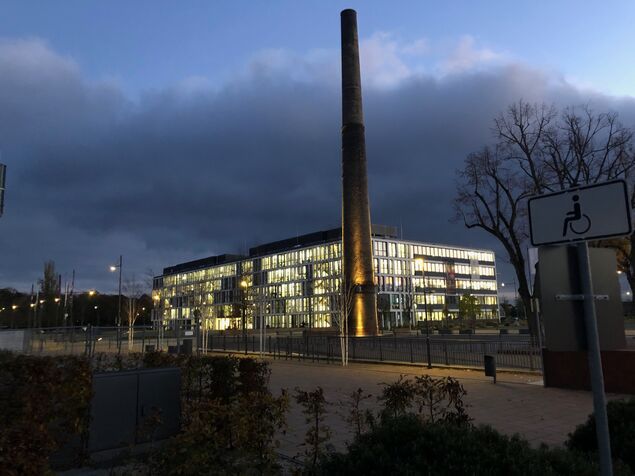 Außenansicht bei Nacht